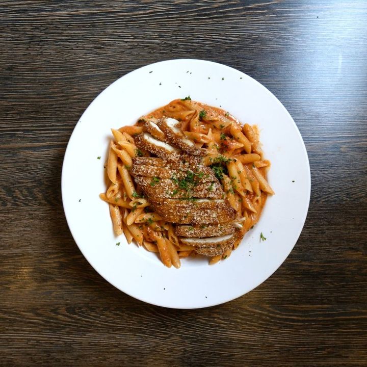Penne with sliced grilled chicken