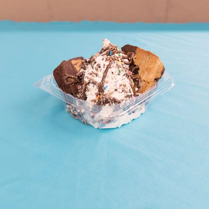 Brownie sundae with chocolate chunks