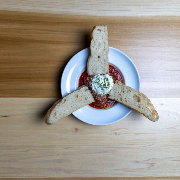 Baked dip with toasted bread