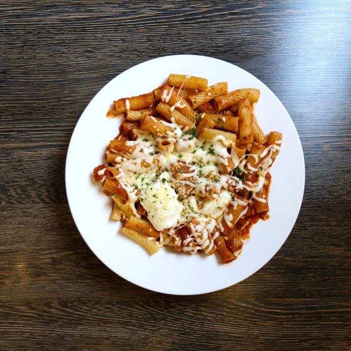 Baked rigatoni with melted cheese